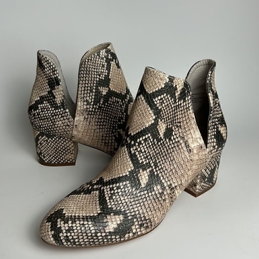 New Steve Madden Rookie Natural Snake Booties size 7.5